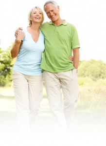 Un couple âgé qui marche dans la nature