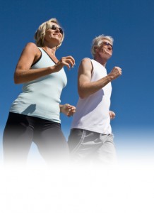 Un homme et une femme faisant du jogging
