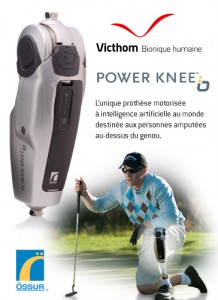 Un homme portant un power knee qui joue au golf.